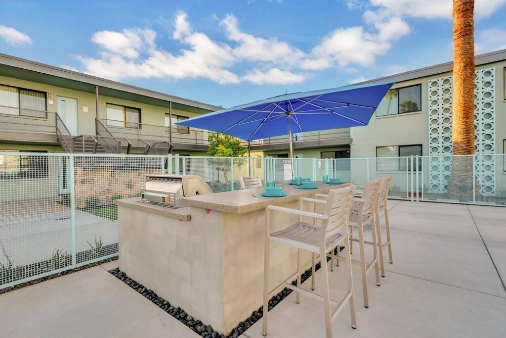 Micro Studio With Balcony & Pool View - Walk To Ot Scottsdale Exterior photo
